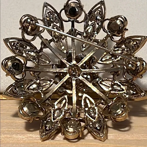 Liz Claiborne Gold and Brown Floral Brooch - Picture 3 of 3